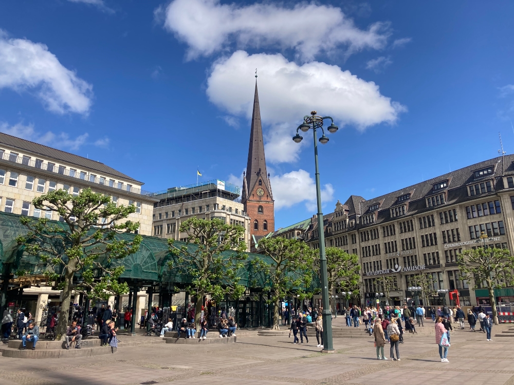 het plein voor het Rathaus van Hamburg