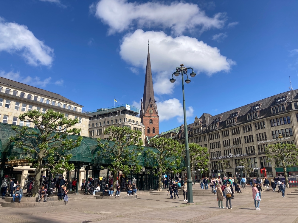 het plein voor het Rathaus van Hamburg