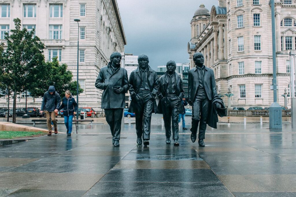 Beatles standbeeld in Liverpool