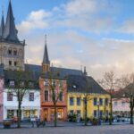 Marktplein met historische huizen en kathedraal in Xanten
