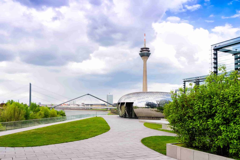 De markante toren in Düsseldorf: de Rijntoren (Rheinturm